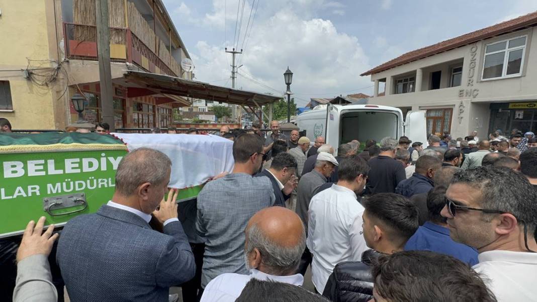 Okulda 'hızlı hamburger yeme' yarışması yapan öğrencilerinden biri yaşamını yitirdi! Ailesi sinir krizleri geçirdi 15